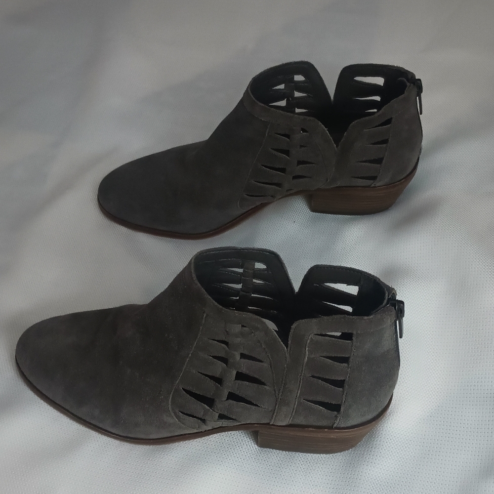 Vince Camuto Peera Cutout Ankle Bootie Boots Suede Round Toe Back Zip Closure 10
